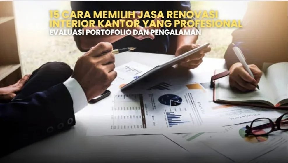 Tim bisnis sedang merencanakan renovasi interior kantor profesional. Evaluasi portofolio dan pengalaman jasa renovasi.