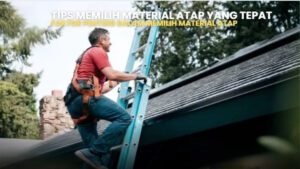 Pria di tangga memeriksa atap rumah. Tips memilih material atap yang tepat untuk rumah Anda.