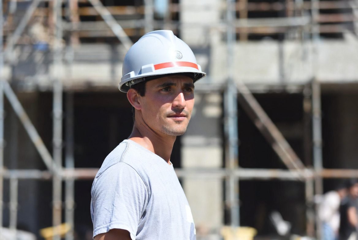 Borongan vs Harian: Mana Lebih Murah untuk Renovasi di Tangsel